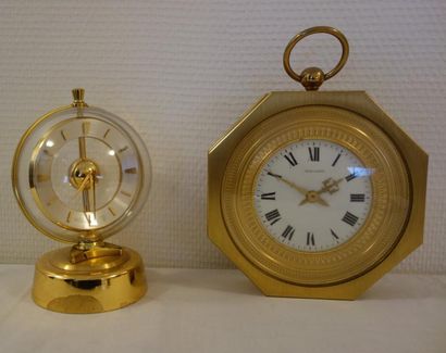 Lot deux pendules :

Pendule de table globulaire...