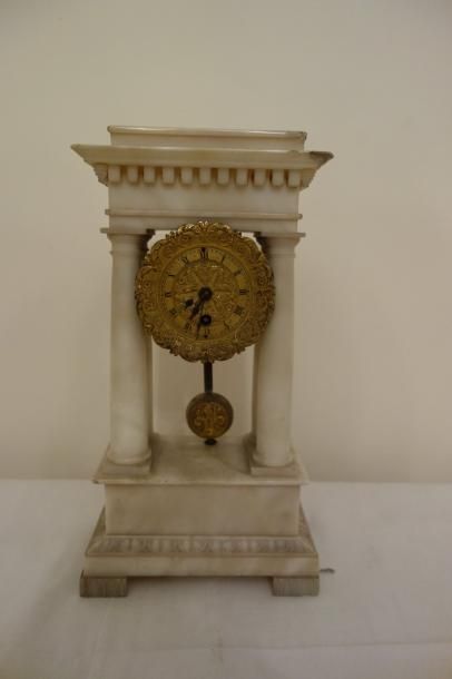 Petite pendule portique en albatre, XIXème...