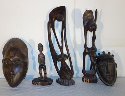 Deux masques et trois sculptures africai...