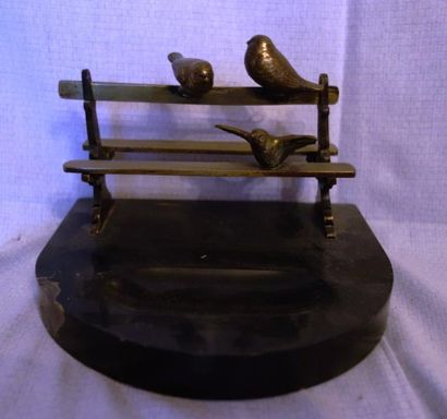 Porte-plume en bronze représentant un banc...