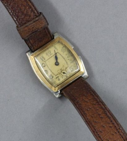 Montre d'homme à boitier tonneau en or jaune...