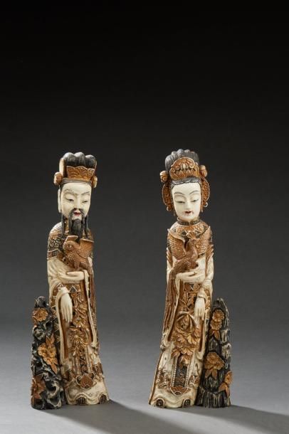 Couple impérial en ivoire polychrome, tenant...
