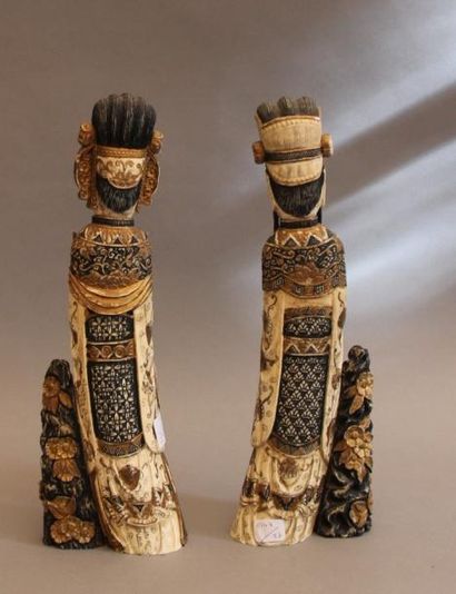 Couple impérial en ivoire polychrome, tenant...