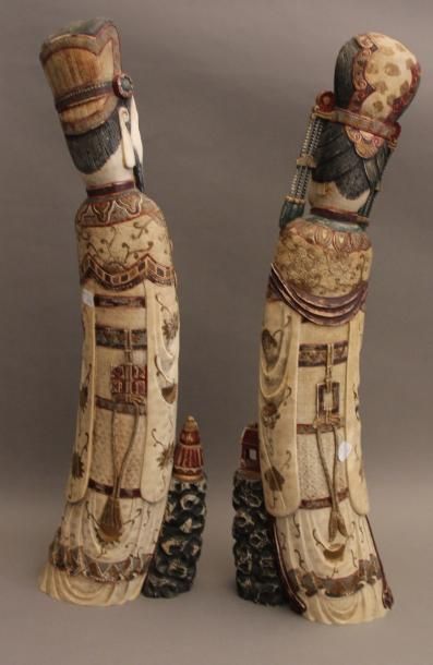 Couple en ivoire polychrome, lui tenant une...