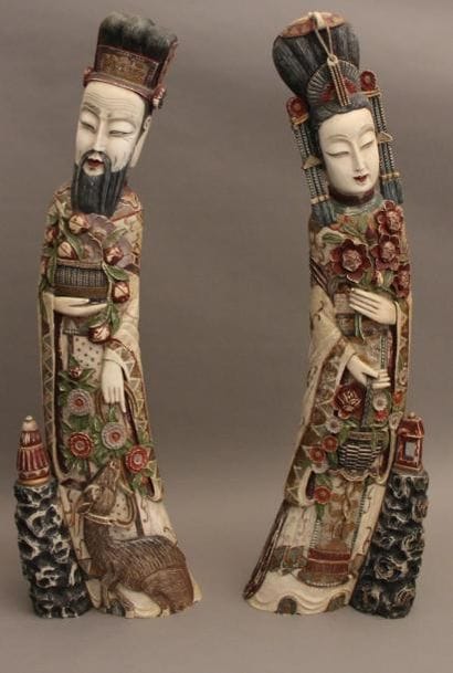 Couple en ivoire polychrome, lui tenant une...