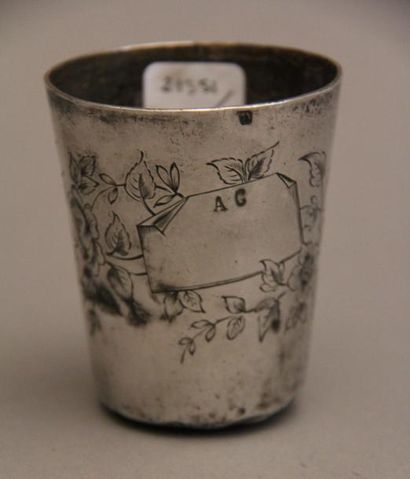 *Timbale en argent 950°/°° gravée d'un médaillon...