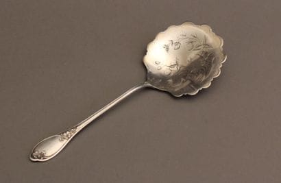Pelle à fraise en argent gravé, pds: 66 ...