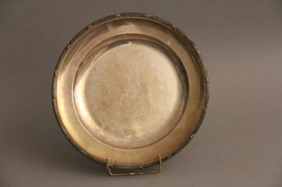 *Plat rond en argent 950°/°° à filets contours...