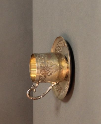 Tasse et sous-tasse en argent 950°/°° gravées...