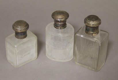 Trois flacons de toilettes à bouchons et...