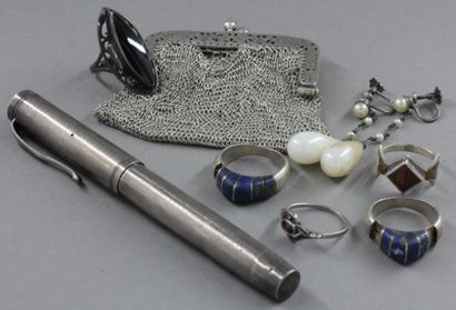 Lot en argent :

- Stylo plume guilloché...