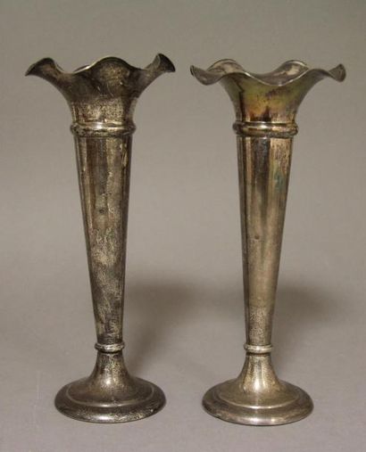 Paire de vases soliflore à bordure évasée...