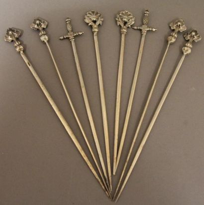 Huit brochettes en argent 800°/°° aux motifs...