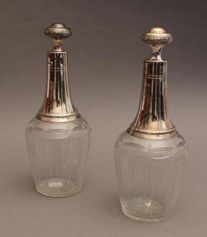 Paire de carafes en verre gravé de feuillage,...