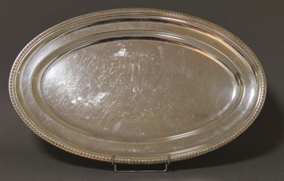Un plat ovale en argent 900°/°° à frise de...