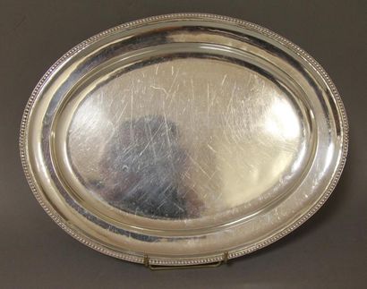 Un plat ovale en argent 900°/°° à frise de...