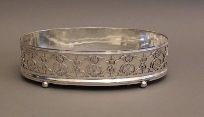 Jardinière ovale en argent 950°/°° reposant...