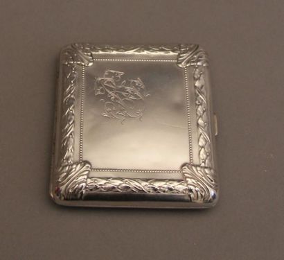 Boite à cigarettes rectangulaire en argent...