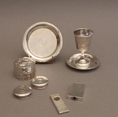 Lot en argent :
- coquetier sur piédouche,...