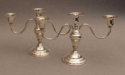 Paire de candélabres en argent 900°/°° à...
