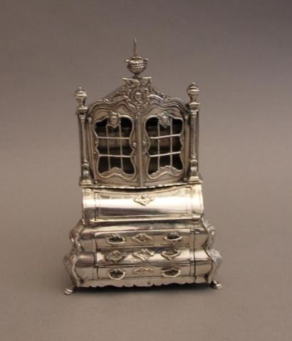 Commode-scriban-vitrine miniature en argent...