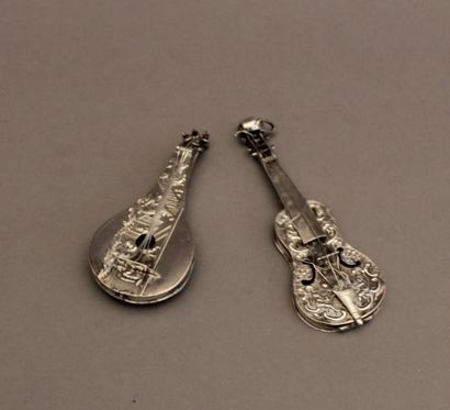 Lot en argent :

- Boite en forme de violon,...