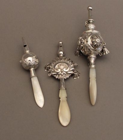 Trois hochets en argent 800°/°° manches en...
