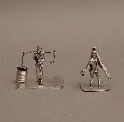 Deux personnages en argent 833°/°° représentant...