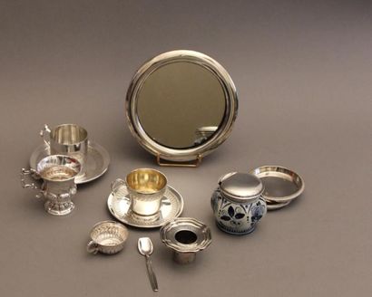 Lot en argent :

- Deux tasses et sous tasses...