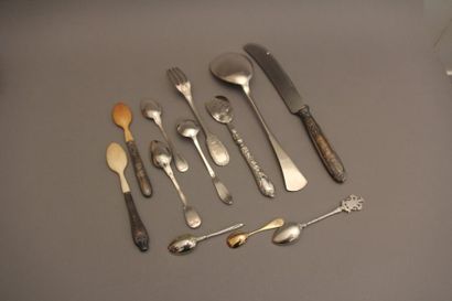 Lot de couverts en argent :

- couverts dépareillés...