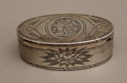 Tabatière ovale en argent gravé d'attributs...