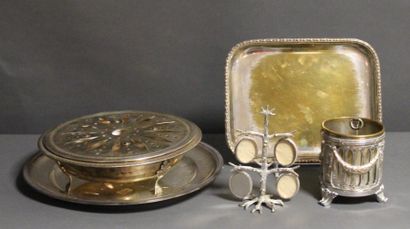Lot en métal argenté :

- chauffe-plat rond...