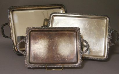 Trois plateaux à anses rectangulaires en...