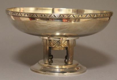Coupe en métal argenté, piètement à quatre...