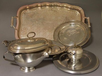 Lot en métal argenté : plats de service,...