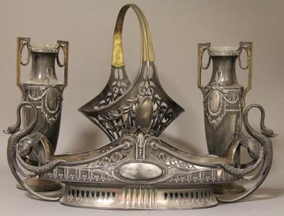 Garniture de cheminée en métal argenté comprenant...