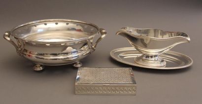 Lot en métal argenté : saucière, chauffe-plat,...