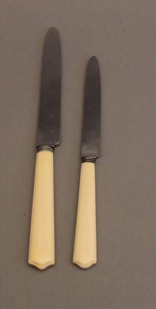 Partie de ménagère en métal argenté à spatule...