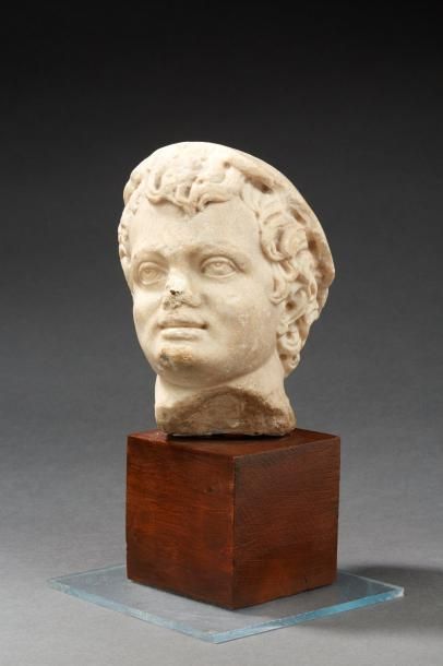 Tête d'enfant de trois-quart droit. Les cheveux...