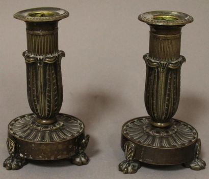 Paire de bougeoirs de toilette en bronze...