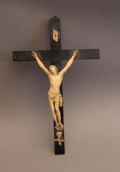Crucifix en ivoire, le Christ en ivoire sculpté,...