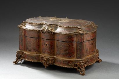 Coffret de forme chantournée, à décor marqueté...