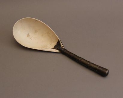 Cuillère, le cuilleron composé d’un coquillage,...