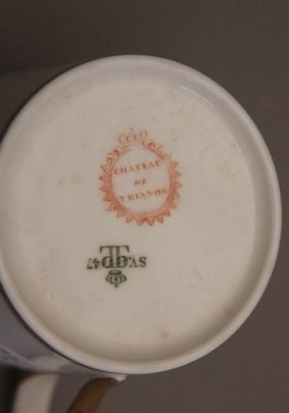 SEVRES (porcelaine dure) : 

Tasse litron...