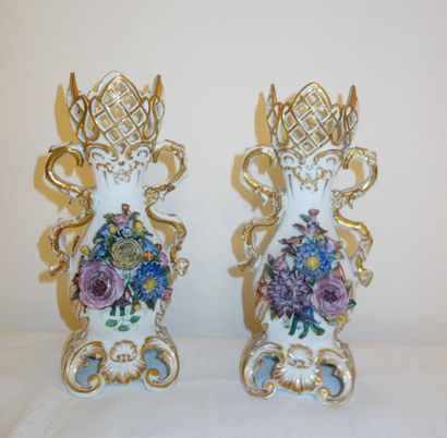PARIS

Paire de vases de forme balustre en...