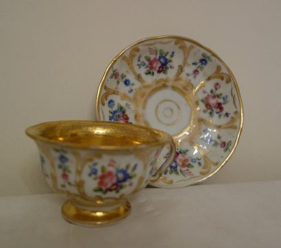 RUSSIE

Tasse à thé et sa soucoupe à décor...