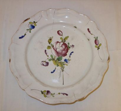 Assiette polylobée en faîence polychrome...