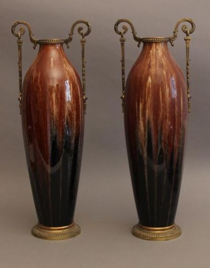 Paire de vases ovoïdes en céramique à engobe...