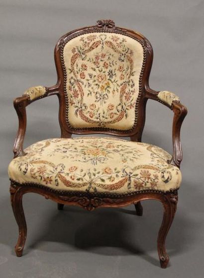 Suite de trois fauteuils à dossier violoné...
