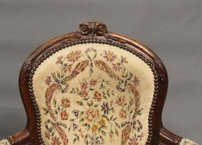 Suite de trois fauteuils à dossier violoné...